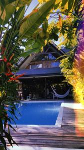- une piscine en face d'une maison ornée de plantes dans l'établissement Tropical Jungle Villa 5 min walk to Cloud 9, à General Luna