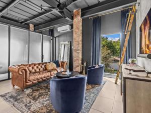 Posezení v ubytování Luxury Loft - Downtown Tampa, Ybor, Armature
