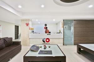 ハイデラバードにあるTownhouse Halcyon Deccan Inn Near Shilparamamのソファとテーブルのあるリビングルーム