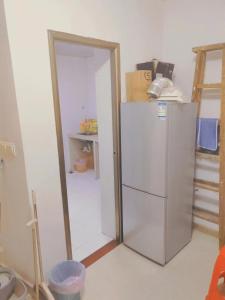 深圳深圳市么么熊女生青年旅店的一间带冰箱的厨房