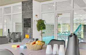 comedor con mesa y cesta de fruta en Nice Home In Ulfborg With Sauna, en Ulfborg