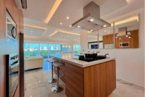 a kitchen with a sink and a counter top at Apartamentos Modernos en Quintana Roo Cancun México in Cancún