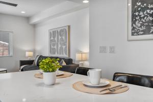 Χώρος καθιστικού στο Stylish Phoenix Suite by Zenia Stays - Central & Cozy Escape