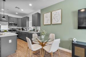 Η κουζίνα ή μικρή κουζίνα στο Stylish Phoenix Suite by Zenia Stays - Central & Cozy Escape