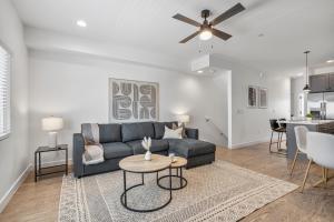 Χώρος καθιστικού στο Stylish Phoenix Suite by Zenia Stays - Central & Cozy Escape