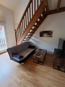 a living room with a couch and a tv at Appartement tout confort in Brides-les-Bains