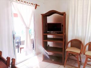 TV a/nebo společenská místnost v ubytování Casa Madera Zihuatanejo