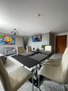 バランキージャにあるApartamento 84のダイニングテーブルと椅子のあるリビングルーム