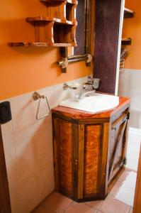 a bathroom with a sink and a mirror at Complejo Aroma's in Mar de las Pampas