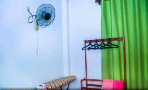 een kamer met een ventilator en een groen gordijn bij Dhanashi Villa Talalla in Talalla South