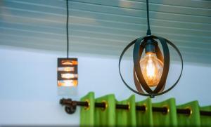 een lamp aan het plafond in een kamer bij Dhanashi Villa Talalla in Talalla South +12 foto's