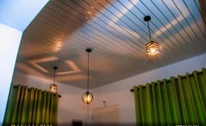 een kamer met groene gordijnen en lampen aan het plafond bij Dhanashi Villa Talalla in Talalla South +10 foto's