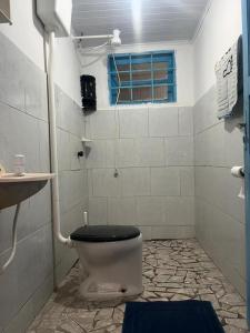 een badkamer met een toilet, een wastafel en een raam bij casa de praia em Itapoá SC a uma quadra da praia in Itapoa +60 foto's