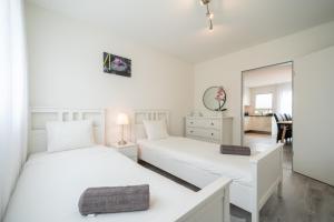 Voodi või voodid majutusasutuse Swiss Suites toas