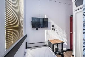 TV a/nebo společenská místnost v ubytování Vola Hostel