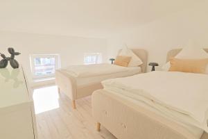 Ένα ή περισσότερα κρεβάτια σε δωμάτιο στο Hanse Villa - Dachloft Königsberg - niedrige Decken