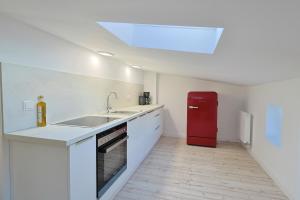 Η κουζίνα ή μικρή κουζίνα στο Hanse Villa - Dachloft Königsberg - niedrige Decken +3 φωτογραφίες