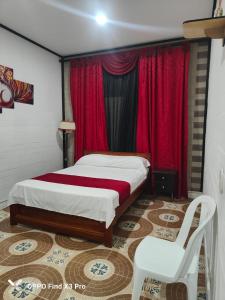 リオネグロにあるHotel Hollywood Paradise ZFのベッドルーム1室(ベッド1台、赤いカーテン付)