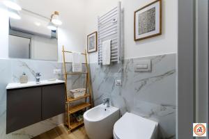 Un baño con un inodoro blanco y un lavabo. en Borgo Milanese - Bocconi 15 minuti, en Milán 34 fotos más