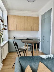 un salon avec un canapé et une table dans l'établissement Šiauliai CENTER Višinskio NEW self check In, à Šiauliai