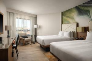 Postel nebo postele na pokoji v ubytování Fort Collins Marriott