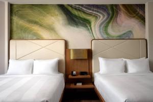 Postel nebo postele na pokoji v ubytování Fort Collins Marriott