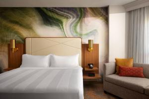 Postel nebo postele na pokoji v ubytování Fort Collins Marriott