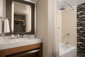 Koupelna v ubytování Fort Collins Marriott