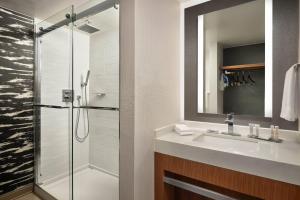 Koupelna v ubytování Fort Collins Marriott