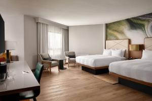 Postel nebo postele na pokoji v ubytování Fort Collins Marriott