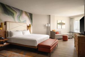 Postel nebo postele na pokoji v ubytování Fort Collins Marriott