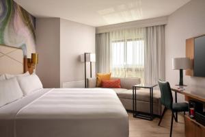 Postel nebo postele na pokoji v ubytování Fort Collins Marriott