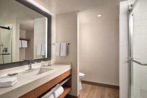 Koupelna v ubytování Fort Collins Marriott