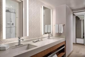 Koupelna v ubytování Fort Collins Marriott