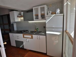 Kuchyňa alebo kuchynka v ubytovaní Apartments Mako + 37 fotografií