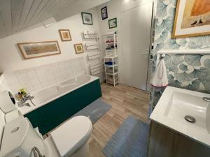 een badkamer met een bad, een toilet en een wastafel bij Chez Miquelot in Saint-Martial +21 foto's