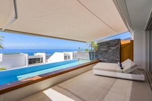 Bazén v ubytování Aquasuites Luxury Apartament B06 at Los Gigantes nebo v jeho okolí