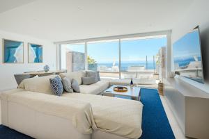 TV a/nebo společenská místnost v ubytování Aquasuites Luxury Apartament B06 at Los Gigantes