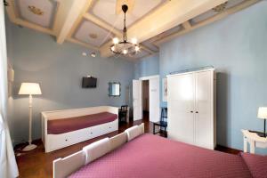 um quarto com uma cama grande e um cobertor rosa em Calisto 6 em Roma