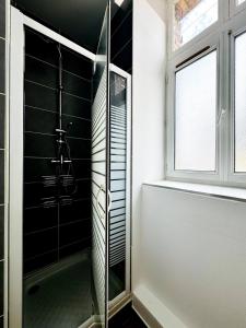 a bathroom with a shower and a glass shower stall at Le Saint - By 69ALSACELO- 3 Chambres Séparées - Idéal Pro & Famille - Patio Privé - Proche Centre Ville - Smart TV - WiFi Fibre - Check-in Autonome - Parking Facile & Gratuit in Sens