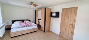 Postel nebo postele na pokoji v ubytování Ferienwohnung Umkreis Sankt Englmar mit vielen Freizeitattraktionen + 15 fotografií