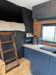 Кухня или мини-кухня в Horse Truck Tiny Home with Hot Tub
 +20 фотографий