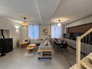 un soggiorno con un divano e un tavolo di Villa PERLA ROSSA a due passi dal lago a Pianello Del Lario