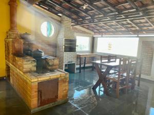 Køkken eller tekøkken på Chácara Aconchego da Serra