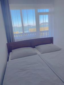 Postel nebo postele na pokoji v ubytování BALATON A KERTBEN - BALATON IN THE GARDEN - Beachfront houses with beautiful view, private beach