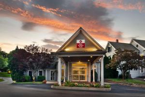 Un edificio con un cartel encima en Best Western Plus Cold Spring, en Plymouth