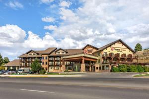 a large building on the side of a road at Best Western Premier Ivy Inn & Suites in Cody