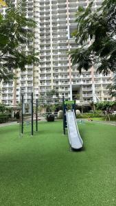 Ο χώρος παιχνιδιού για παιδιά στο 2 Bedrooms with balcony and parking