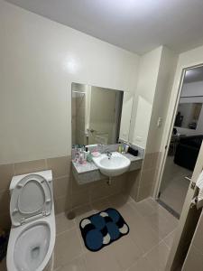 Ένα μπάνιο στο 2 Bedrooms with balcony and parking