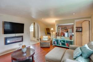 Pet-Friendly Studio in Costa Mesa - 7 Mi to Beach!的电视和/或娱乐中心